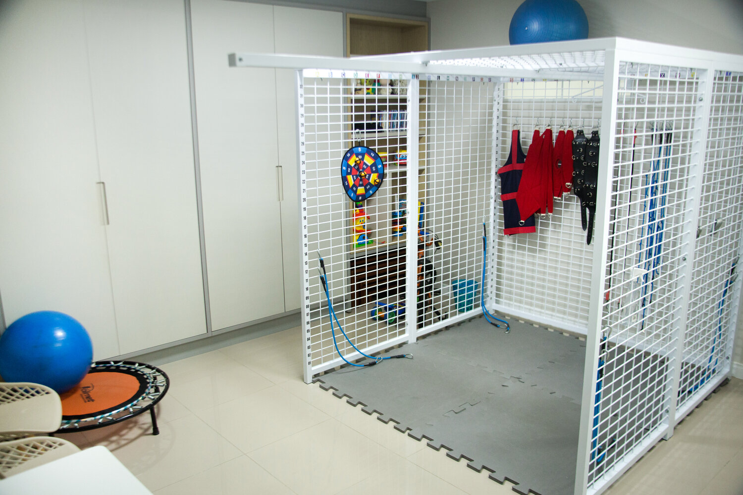 Sala de integração sensorial da Neuro Sensus com equipamentos suspensos